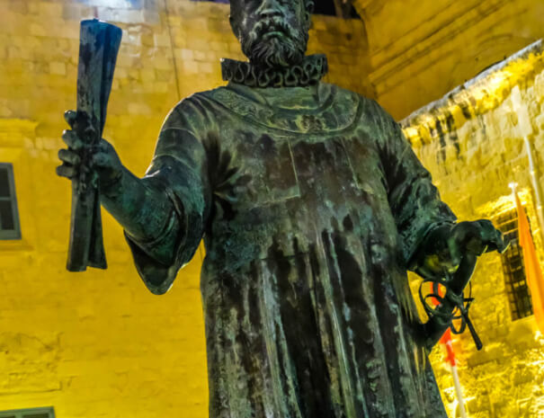 A statue of Jean de Valette