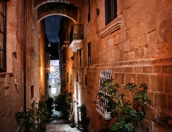 Back streets in South Valletta at night