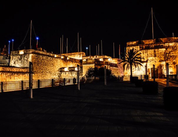 A street at night in Birgu