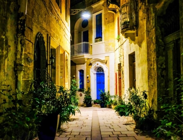 A street in Birgu at night
